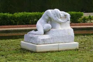 Ubicada en un tranquilo jardín, esta escultura de mármol blanco de una persona desnuda arrodillada sobre un bloque texturizado rezuma gracia y maestría. Descúbrela en el "Tour gratuito de las mujeres ilustres de Barcelona", que ofrece una visión del rico patrimonio cultural de la ciudad. - ForTwo - Planes para parejas