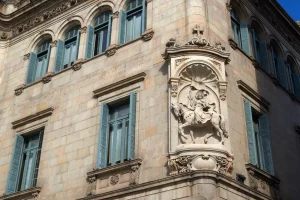 Enclavado en el corazón de Barcelona, este edificio de piedra con contraventanas azules y una escultura ecuestre en la fachada cautiva a todos. Es una visita obligada en cualquier tour gratuito de las mujeres ilustres de Barcelona. - ForTwo - Planes para parejas