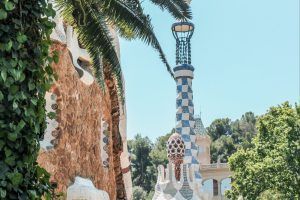 Disfrute de un recorrido gratuito por las maravillas arquitectónicas y los vibrantes mosaicos del Parque Güell (Barcelona), con extravagantes torres y exuberante vegetación que recuerdan los encantadores paisajes de Barcelona. - ForTwo - Planes para parejas