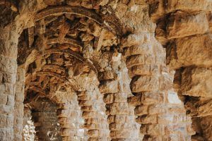 Experimente el encanto rústico de los arcos y columnas de piedra del Park Güell con la luz del sol filtrándose a través de ellos en el "Free tour por el Park Güell (Barcelona)" y sumérjase en esta encantadora mezcla de arte y naturaleza. - ForTwo - Planes para parejas