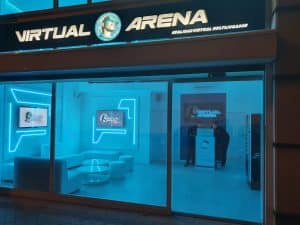 Escaparate con señalización azul neón VIRTUAL ARENA, que ofrece un interior de alta tecnología y la Experiencia de Realidad Virtual Multijugador en Virtual Arena (Madrid). - ForTwo - Planes para parejas