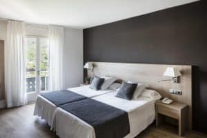 Experimenta el Pack noche + spa en el paraíso más exclusivo de agua termal milenaria (Barcelona) con una moderna habitación de hotel con dos camas individuales, ropa de cama elegante, apliques y una relajante vista. Disfrute de los rejuvenecedores servicios del spa cercano para pasar una noche tranquila. - ForTwo - Planes para parejas