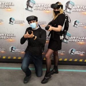 En un emocionante escenario de juegos en Madrid, dos jugadores equipados con cascos y equipo de realidad virtual se mantienen confiados, con sus controladores listos para una intensa Experiencia de Realidad Virtual Multijugador en Virtual Arena. - ForTwo - Planes para parejas