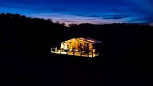 Viva una estancia inolvidable en Córdoba con 2 noches en una luminosa Cabaña, incluyendo cena, desayuno y decoración romántica en La Dehesa Experiences. - ForTwo - Planes para parejas