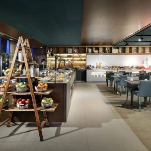 Experimente Almuerzo, Circuito de Spa y habitación romántica con Cava y Fresas en un espacioso comedor con estantes de madera llenos de frutas, una mesa con comida deliciosa y asientos acogedores, perfectos para una comida tranquila. - ForTwo - Planes para parejas