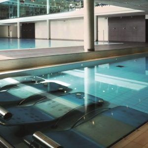 Zona de piscina cubierta con tumbonas sumergidas que ofrece un diseño moderno y minimalista similar al Almuerzo, Circuito de Spa y habitación romántica con Cava y Fresas (Barcelona). - ForTwo - Planes para parejas