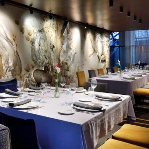 Un restaurante elegante con mesas de comedor, arte mural abstracto, decoración moderna y ambiente como Almuerzo, Circuito de Spa y habitación romántica con Cava y Fresas (Barcelona). - ForTwo - Planes para parejas