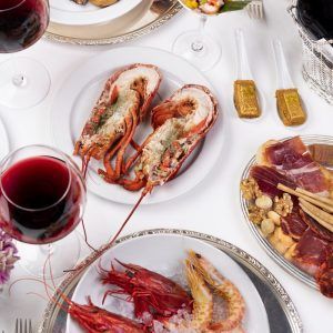 Disfrute de un lujoso almuerzo ejecutivo en el Hotel InterContinental Gran Vía con langosta, camarones y jamón. Acompañe su comida con dos copas de vino tinto y exquisitos bombones dorados para una experiencia inolvidable. - ForTwo - Planes para parejas
