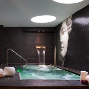Descubre la Oferta: circuito de spa en el Wellington Hotel Spa de Madrid, completo con una cautivadora cascada interior, azulejos oscuros y sereno arte de mosaico en el rostro para una relajación máxima. - ForTwo - Planes para parejas