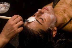 Una pareja se entrega al Baño turco para parejas en Madrid, donde un profesional aplica suavemente una mascarilla blanca en cada rostro con un cepillo suave, que recuerda a los serenos días de spa inspirados en antiguos rituales de baño. - ForTwo - Planes para parejas