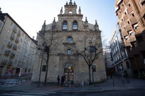 Descubra la encantadora fusión de lo antiguo y lo moderno en un histórico edificio de piedra en una esquina de Bilbao. Únase al tour gratuito alternativo (Bilbao) para descubrir este majestuoso lugar entre árboles desnudos y estructuras modernas. - ForTwo - Planes para parejas