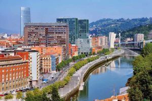 Experimente las vistas panorámicas del paisaje urbano de Bilbao con su mezcla de edificios modernos y tradicionales, puentes y colinas en un día claro durante nuestro "Paseo en barco por Bilbao". - ForTwo - Planes para parejas