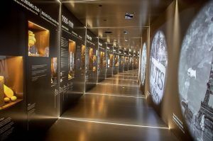 Descubra el moderno pasillo del museo, donde las exhibiciones históricas iluminadas se combinan con proyecciones circulares en la pared, invitando a una experiencia cautivadora similar al espíritu vibrante del Tour por el estadio San Mamés (Bilbao). - ForTwo - Planes para parejas