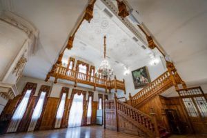 Experimente el opulento interior del Palacio de la Magdalena, con su ornamentada escalera, su deslumbrante lámpara de araña y sus altos techos de intrincadas molduras. Una "Visita al Palacio de la Magdalena (Santander)" ofrece una visión de la majestuosa elegancia en el corazón de Santander. - ForTwo - Planes para parejas