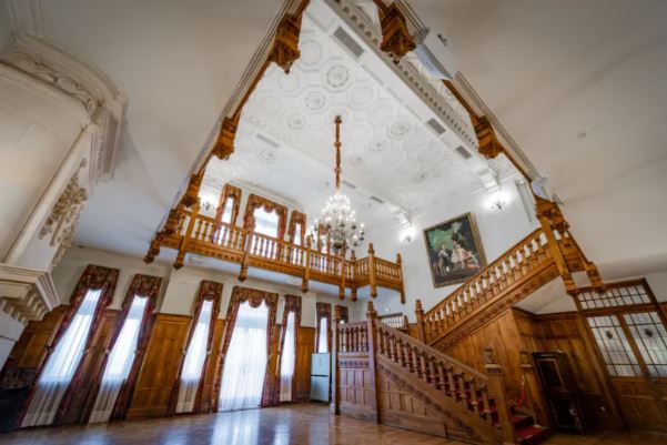 Experimente el opulento interior del Palacio de la Magdalena, con su ornamentada escalera, su deslumbrante lámpara de araña y sus altos techos de intrincadas molduras. Una "Visita al Palacio de la Magdalena (Santander)" ofrece una visión de la majestuosa elegancia en el corazón de Santander. - ForTwo - Planes para parejas
