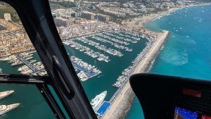 Experimente la impresionante Costa del Sol con el "Vuelo en helicóptero por la Costa del Sol (Marbella)", sobrevolando el puerto deportivo de Marbella, salpicado de barcos y playas iluminadas por el sol bajo cielos despejados. - ForTwo - Planes para parejas