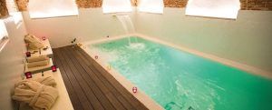 Disfrute de una experiencia de lujo en el Spa Bodyna Hospes Puerta de Alcalá, con una piscina serena, la suave luz de las velas y su exclusivo "Spa y cena para dos". Disfrute de la tranquilidad y de una exquisita gastronomía en el corazón de Madrid. - ForTwo - Planes para parejas