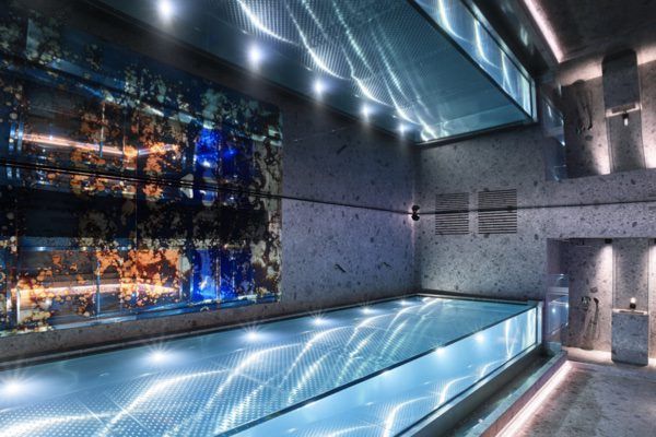 Experimente el Circuito de bienestar en Wellington Hotel & Spa, que cuenta con una moderna piscina cubierta con agua cristalina, arte mural abstracto e iluminación ambiental suave en el corazón de Madrid. - ForTwo - Planes para parejas