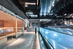 Experimente el lujo con el "Circuito de Bienestar" en el Wellington Hotel & Spa de Madrid. Disfrute de las paredes de cristal de la piscina cubierta, la moderna iluminación y la sauna de madera a su izquierda. Su experiencia de spa perfecta le espera en este oasis de serenidad. - ForTwo - Planes para parejas
