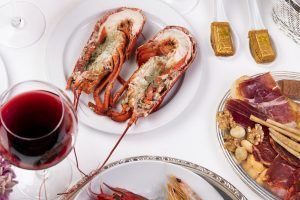 El Brunch de Lujo del InterContinental Madrid cuenta con una suntuosa variedad que incluye langosta, vino tinto, embutidos, frutos secos y bombones envueltos. - ForTwo - Planes para parejas