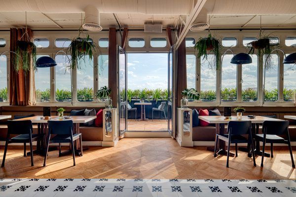 Disfrute de un acogedor brunch en el moderno restaurante del Only YOU Hotel Atocha. Con amplios ventanales, plantas en macetas, mesas de madera y sillas negras, el Brunch de Fin de Semana ofrece vistas a la soleada terraza en pleno centro de Madrid. - ForTwo - Planes para parejas