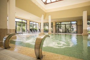 El Ritual de relajación acuática ofrece una experiencia serena con fuentes de agua arqueadas, tumbonas, grandes ventanales con vegetación e incluye un masaje de esencias y cava en Playa Granada Club Resort & Spa (Motril). - ForTwo - Planes para parejas