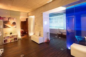 Disfrute del lujoso spa del Hospes Palacio de los Patos en Granada, donde la decoración moderna y la tranquilidad se fusionan a la perfección. Relájese junto a la piscina o descanse en el elegante salón con elegantes asientos blancos y una suave iluminación ambiental para una escapada serena. - ForTwo - Planes para parejas