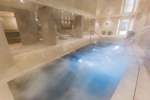 Relájese en nuestro spa interior con jacuzzi, tumbonas e iluminación ambiental. Mejore su estancia en el Hotel Catalonia (Granada) con el "Circuito de aguas, cava y masaje de esencias para parejas" para una relajación total. - ForTwo - Planes para parejas