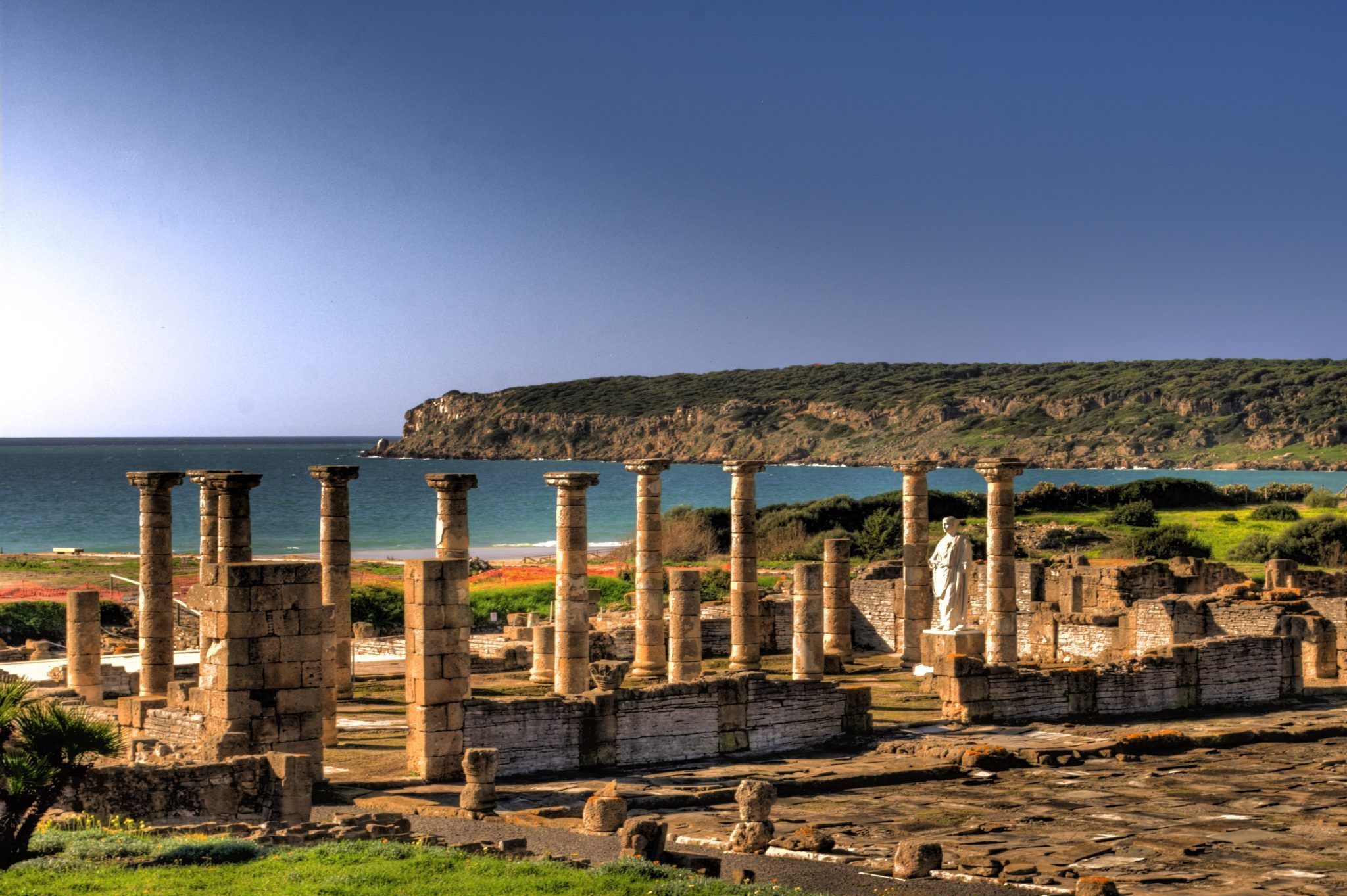Explora la cautivadora belleza de Baelo Claudia, enclavada junto al mar cerca de Zahara de los Atunes. Esta joya escondida presume de antiguas ruinas romanas con majestuosas columnas y exuberante vegetación, con un telón de fondo de acantilados y cielos despejados. Descubre más en el tour "Visita por la Costa de Tarifa". - ForTwo - Planes para parejas