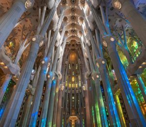 Experimente el deslumbrante interior de la Sagrada Familia de Barcelona, con sus imponentes columnas y sus coloridas vidrieras. Utilice el Barcelona City Pass para enriquecer su visita y explorar esta maravilla arquitectónica y mucho más. - ForTwo - Planes para parejas