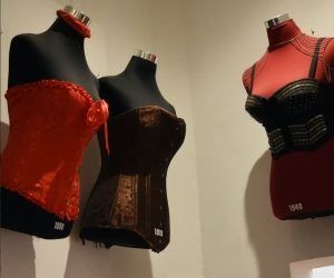 El Museo Erótico de Barcelona exhibe de forma destacada tres corsés antiguos sobre maniquíes, resaltando estilos de 1800 y 1940. - ForTwo - Planes para parejas