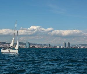 Una "Experiencia en velero en Barcelona + Vermú" ofrece un elegante deslizamiento a través de mares en calma, frente al vibrante horizonte de Barcelona y sus esponjosas nubes. - ForTwo - Planes para parejas