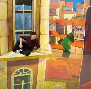 En el Museo de las Ilusiones de Barcelona, alguien se sienta en una cornisa inmerso en una vibrante ilusión de paisaje urbano que captura el encanto de Barcelona, enmarcada por una ventana con una torre de reloj que se yergue orgullosa en el fondo. - ForTwo - Planes para parejas