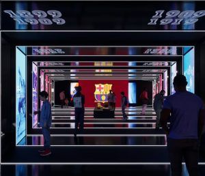 Visitantes del Museo del Barça: Tour Inmersivo recorren un túnel iluminado con el logo del FC Barcelona en el centro, flanqueado por los años 1899 y 1909 arriba. - ForTwo - Planes para parejas