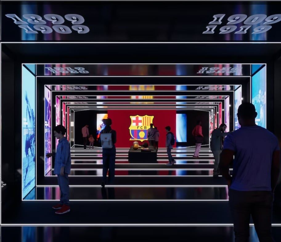 Visitantes del Museo del Barça: Tour Inmersivo recorren un túnel iluminado con el logo del FC Barcelona en el centro, flanqueado por los años 1899 y 1909 arriba. - ForTwo - Planes para parejas
