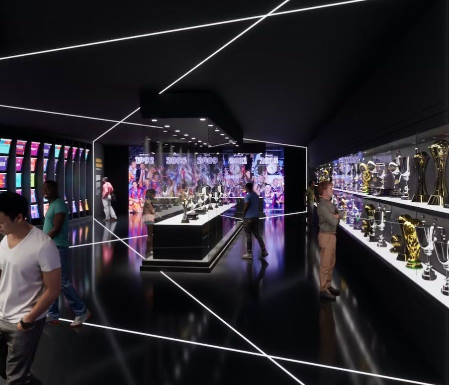 En el Museo del Barça: Tour Inmersivo, los visitantes disfrutan de una experiencia moderna con exhibiciones históricas iluminadas con neón y vitrinas de trofeos impresionantes, creando un viaje cautivador a través del pasado histórico del club que fusiona elegantemente la tradición con el estilo contemporáneo. - ForTwo - Planes para parejas
