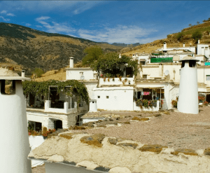 Únete a "Alpujarra: Tour guiado desde Granada" para explorar encantadoras casas blancas con jardines en las azoteas, enclavadas en paisajes montañosos. Descubre vistas impresionantes y un ambiente sereno bajo el cielo azul de esta pintoresca región cerca de Granada. - ForTwo - Planes para parejas
