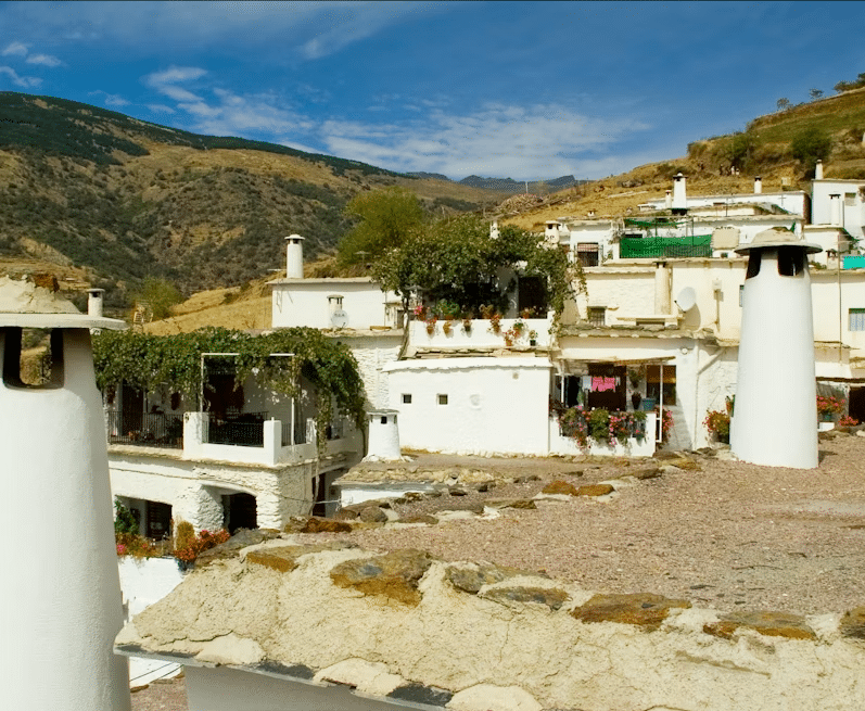 Únete a "Alpujarra: Tour guiado desde Granada" para explorar encantadoras casas blancas con jardines en las azoteas, enclavadas en paisajes montañosos. Descubre vistas impresionantes y un ambiente sereno bajo el cielo azul de esta pintoresca región cerca de Granada. - ForTwo - Planes para parejas