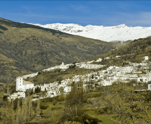 Descubra el encanto de los pueblos blancos de las laderas de la Alpujarra frente a las majestuosas montañas y los cielos azules con "Alpujarra: Tour guiado desde Granada", que captura a la perfección la belleza natural de Granada. - ForTwo - Planes para parejas