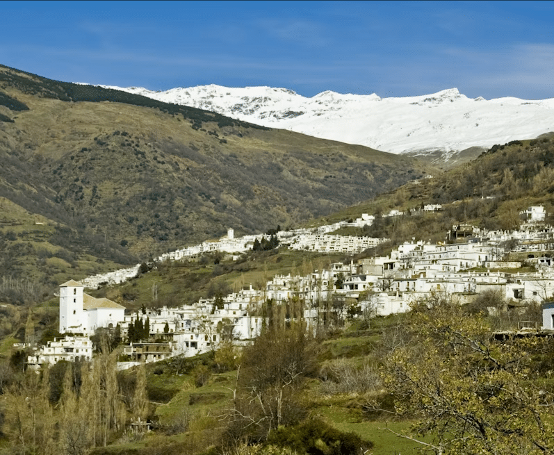 Descubra el encanto de los pueblos blancos de las laderas de la Alpujarra frente a las majestuosas montañas y los cielos azules con "Alpujarra: Tour guiado desde Granada", que captura a la perfección la belleza natural de Granada. - ForTwo - Planes para parejas