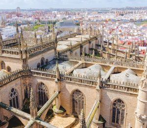 Una vista aérea del vibrante paisaje urbano de Sevilla muestra la sorprendente combinación de encanto histórico y atractivo moderno, resaltada por una catedral ornamentada con intrincadas agujas, un verdadero reflejo de lo que encarna el Sevilla Super Combi. - ForTwo - Planes para parejas