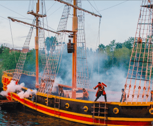 Vive emocionantes actuaciones a bordo de un barco pirata en Isla Mágica Sevilla con la Entrada a Isla Mágica Sevilla. ¡Actores disfrazados y fascinantes efectos de humo crean una aventura inolvidable!. - ForTwo - Planes para parejas