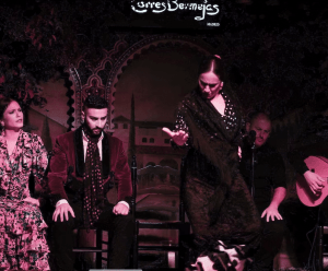 En el renombrado Tablao flamenco Torres Bermejas, una bailarina cautivadora cautiva a mitad de la actuación. El ritmo fluye a lo largo de la secuencia mientras los músicos cercanos realzan este vibrante espectáculo, todo posible gracias a Entradas para Tablao flamenco Torres Bermejas. - ForTwo - Planes para parejas