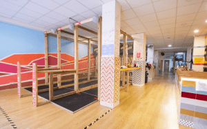 Disfruta del vibrante espacio de nuestro salón de lanzamiento de hachas, con dianas de madera y paredes coloridas, protegidas por jaulas resistentes. Reserva una sesión de Tiro con Hacha de 1 hora para una aventura inolvidable y llena de adrenalina. - ForTwo - Planes para parejas