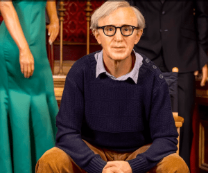 Visita el Museo de Cera de Madrid para ver la figura de cera de un anciano con gafas, suéter azul marino y pantalones marrones. Explora su historia entre las piezas de gran realismo. ¡Recuerda comprar Entradas al Museo de Cera de Madrid para disfrutar de esta experiencia cautivadora!. - ForTwo - Planes para parejas