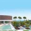 Experimente un edificio moderno en Málaga con piscina, palmeras y jardín bajo un cielo azul, ideal para una escapada de fin de semana con habitación con vistas al mar. - ForTwo - Planes para parejas