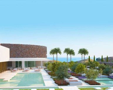 Experimente un edificio moderno en Málaga con piscina, palmeras y jardín bajo un cielo azul, ideal para una escapada de fin de semana con habitación con vistas al mar. - ForTwo - Planes para parejas