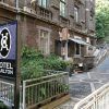 El paquete Budapest en pareja ofrece una estadía romántica en el Carlton Hotel, que exhibe una encantadora fachada de ladrillo, frondosos árboles y un pintoresco camino adoquinado ideal para paseos en días soleados. - ForTwo - Planes para parejas