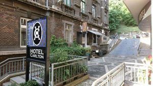El paquete Budapest en pareja ofrece una estadía romántica en el Carlton Hotel, que exhibe una encantadora fachada de ladrillo, frondosos árboles y un pintoresco camino adoquinado ideal para paseos en días soleados. - ForTwo - Planes para parejas