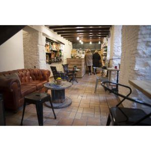 El Mür Café ofrece un acogedor refugio con su sofá de cuero vintage y mesas rústicas, animado por los clientes que piden en la barra. Es perfecto para disfrutar de un brunch o desayuno inglés en el Mür Café. - ForTwo - Planes para parejas